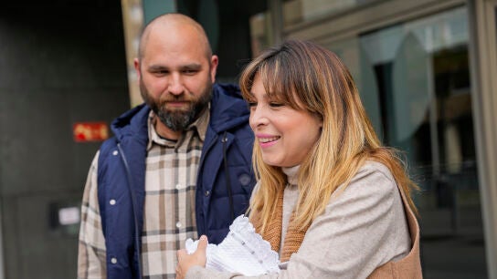 Gisela y Jos&eacute; &Aacute;ngel Ortega presentan a su hijo Indiana