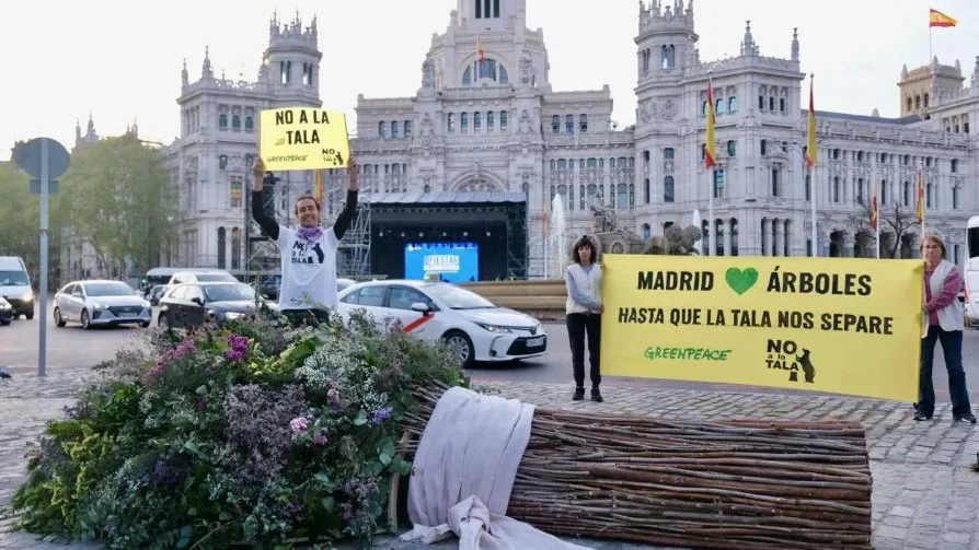 Activistas de Greenpeace junto al ramo Activistas de Greenpeace junto al ramo