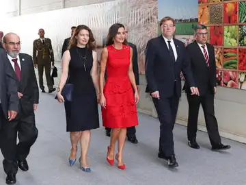 La reina Letizia junto a la abogada del Estado Dolores Ocaña La reina Letizia junto a la abogada del Estado Dolores Ocaña