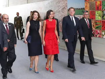La reina Letizia junto a la abogada del Estado Dolores Ocaña La reina Letizia junto a la abogada del Estado Dolores Ocaña
