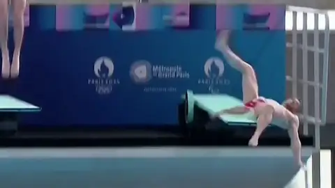 Susto en París: un clavadista se resbala en la inauguración de un centro acuático delante de Macron Susto en París: un clavadista se resbala en la inauguración de un centro acuático delante de Macron