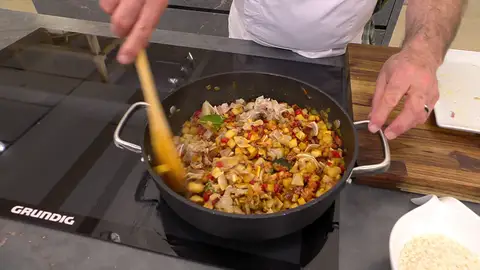 Corta la mano de cerdo (deshuesada) y la oreja en dados, añádelas y mezcla bien Corta la mano de cerdo (deshuesada) y la oreja en dados, añádelas y mezcla bien