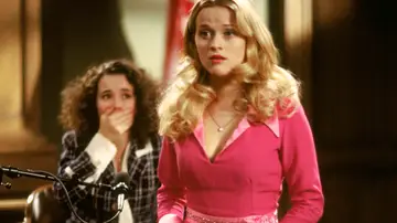 Reese Witherspoon y Linda Cardellini en Una rubia muy legal en 2001