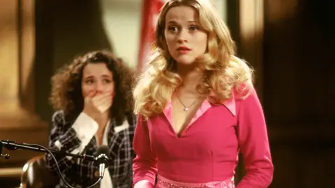 Reese Witherspoon y Linda Cardellini en Una rubia muy legal en 2001 Reese Witherspoon y Linda Cardellini en Una rubia muy legal en 2001