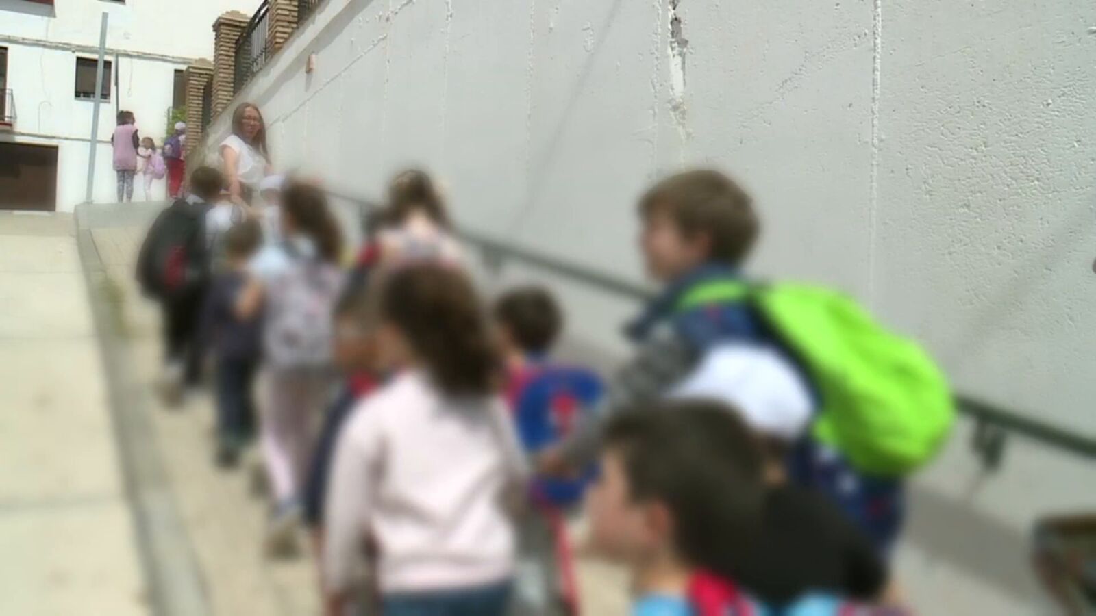 Recorren más de un kilómetro agarrados a una cuerda para llegar al comedor escolar en Olvera, en Cádiz