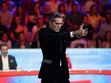 ¡La primera vez en la historia de El Desafío!: Mario Vaquerizo rompe la maldición de la puntería convertido en James Bond