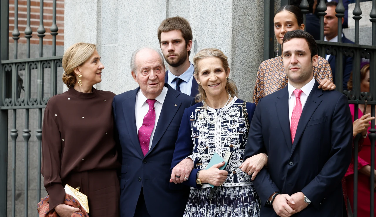 El rey Juan Carlos junto a sus hijas, las infantas Elena y Cristina, y sus nietos