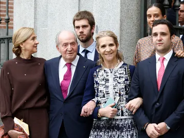 El rey Juan Carlos junto a sus hijas, las infantas Elena y Cristina, y sus nietos El rey Juan Carlos junto a sus hijas, las infantas Elena y Cristina, y sus nietos