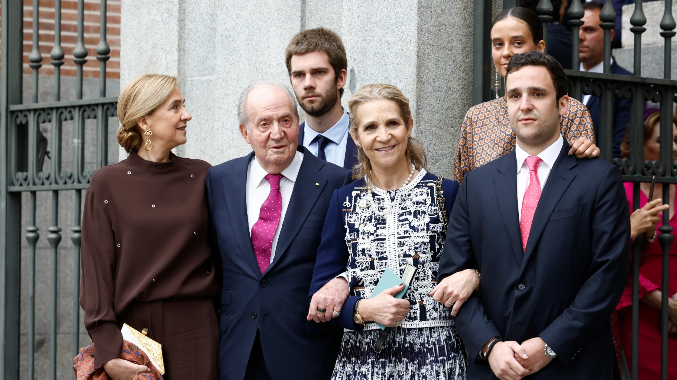 El rey Juan Carlos junto a sus hijas, las infantas Elena y Cristina, y sus nietos El rey Juan Carlos junto a sus hijas, las infantas Elena y Cristina, y sus nietos