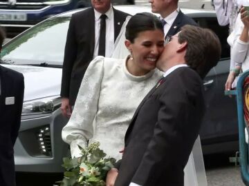 Almeida besa a su ya esposa Teresa Urquijo