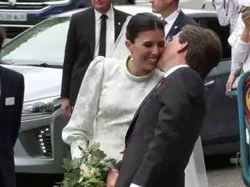 Almeida besa a su ya esposa Teresa Urquijo Almeida besa a su ya esposa Teresa Urquijo