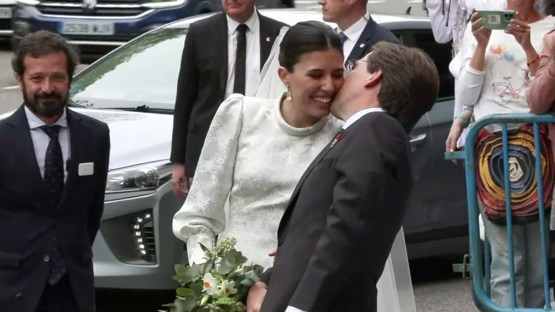 Almeida besa a su ya esposa Teresa Urquijo Almeida besa a su ya esposa Teresa Urquijo