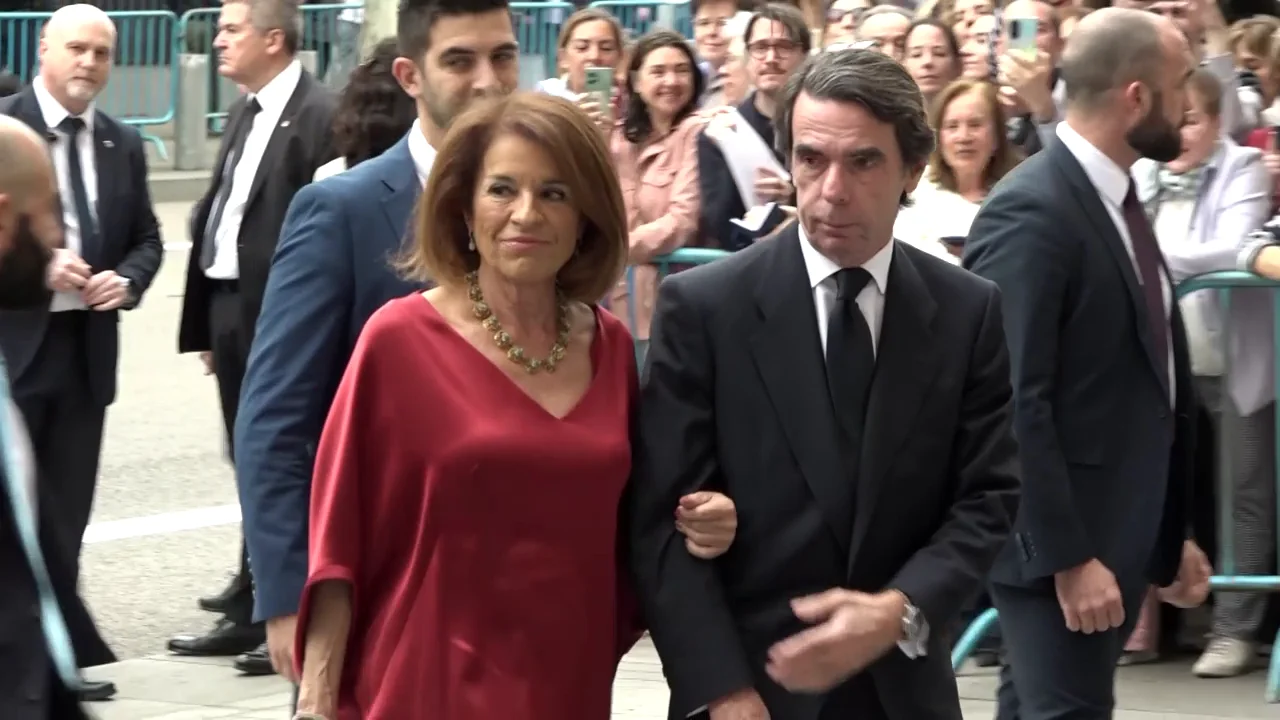 Vídeo de la llegada de Aznar y Botella Vídeo de la llegada de Aznar y Botella