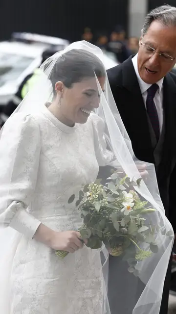 Teresa Urquijo y su padre llegando a su boda con José Luis Martínez-Almeida Teresa Urquijo y su padre llegando a su boda con José Luis Martínez-Almeida