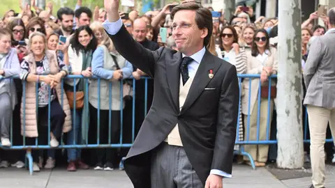 José Luis Martínez-Almeida saludando antes de su boda con Teresa Urquijo José Luis Martínez-Almeida saludando antes de su boda con Teresa Urquijo