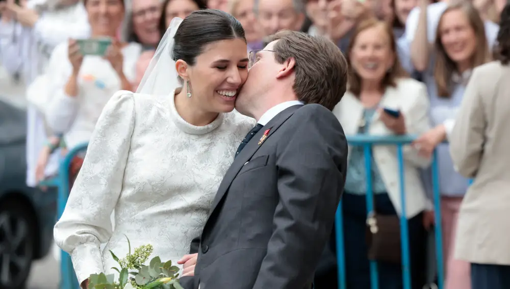 José Luis Martínez-Almeida y Teresa Urquijo dándose un beso a la salida de su boda