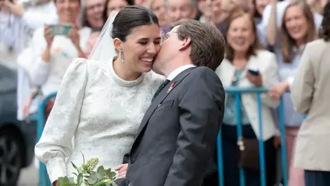 José Luis Martínez-Almeida y Teresa Urquijo dándose un beso a la salida de su boda José Luis Martínez-Almeida y Teresa Urquijo dándose un beso a la salida de su boda