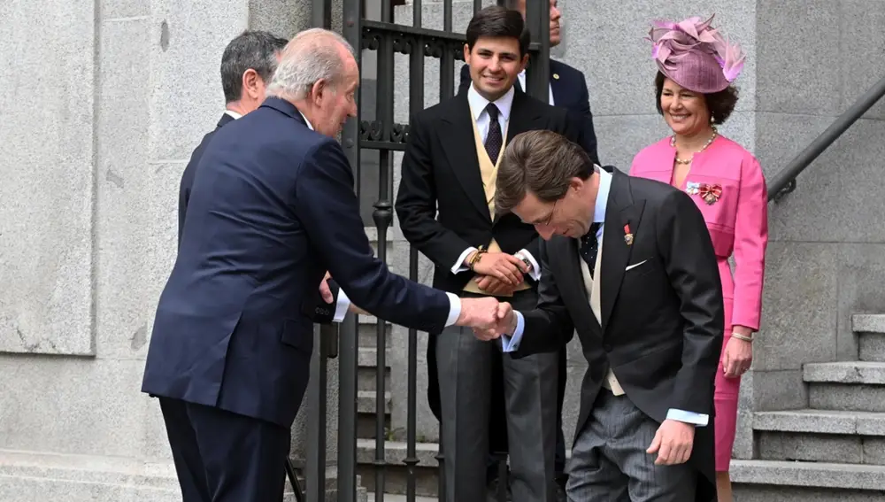 José Luis Martínez-Almeida saludando al rey Juan Carlos en su boda