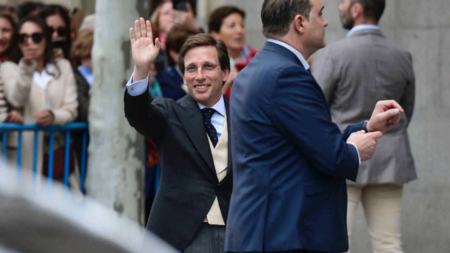 El alcalde de Madrid, José Luis Martínez-Almeida, saluda a su llegada este a la iglesia de San Francisco de Borja de Madrid donde va a contraer matrimonio con Teresa Urquijo