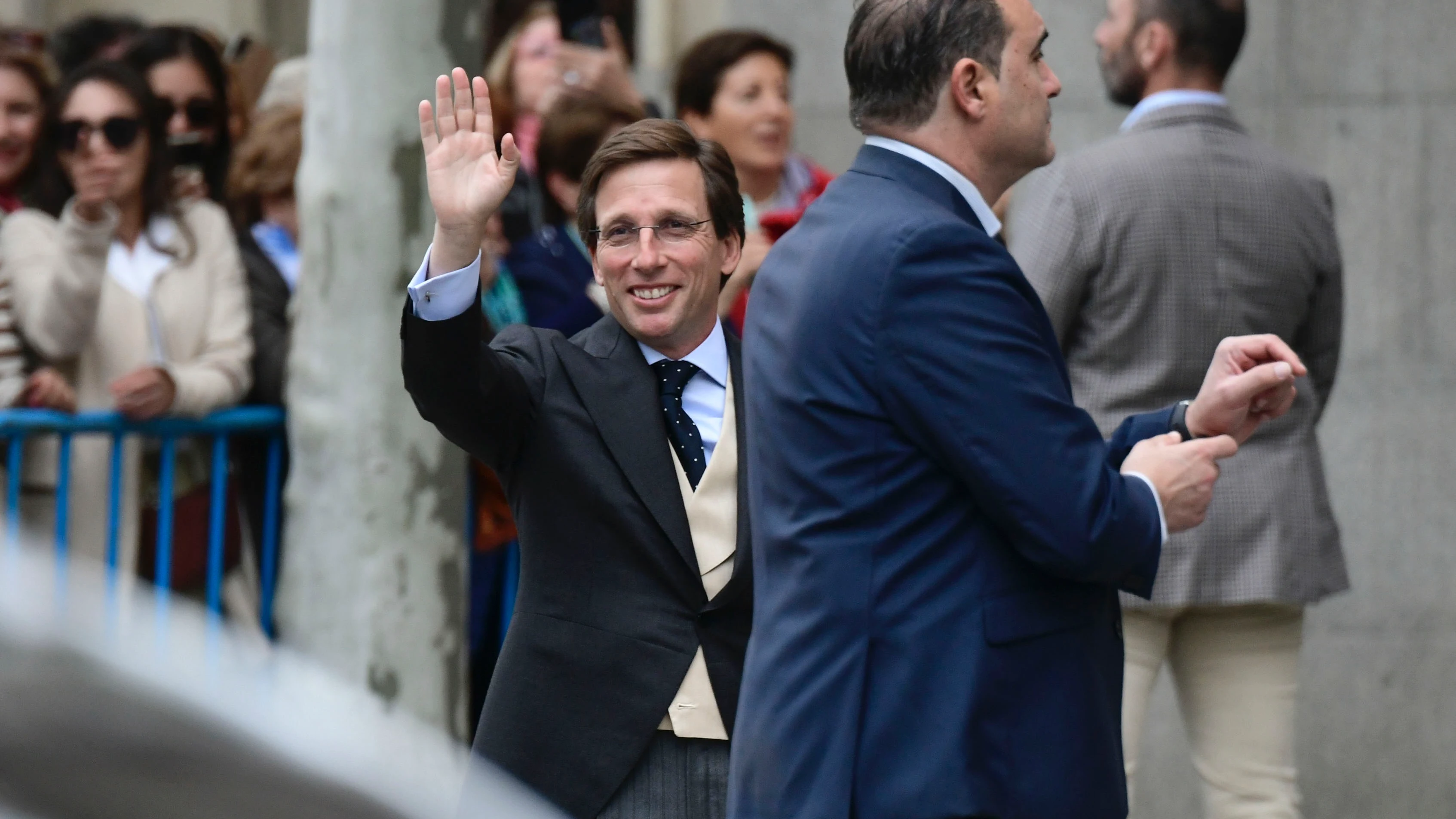 El alcalde de Madrid, José Luis Martínez-Almeida, saluda a su llegada este a la iglesia de San Francisco de Borja de Madrid donde va a contraer matrimonio con Teresa Urquijo El alcalde de Madrid, José Luis Martínez-Almeida, saluda a su llegada este a la iglesia de San Francisco de Borja de Madrid donde va a contraer matrimonio con Teresa Urquijo