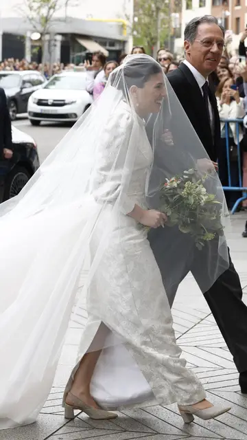 Teresa Urquijo llegando a su boda junto a su padre Teresa Urquijo llegando a su boda junto a su padre