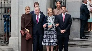Imagen de los miembros de la familia real frente a la Iglesia.