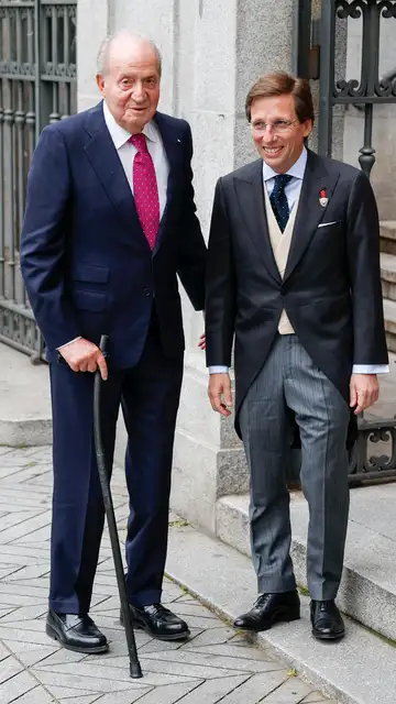 José Luis Martínez-Almeida saluda al rey emérito Juan Carlos I a las puertas de la iglesia de San Francisco de Borja antes de su boda con Teresa Urquijo José Luis Martínez-Almeida saluda al rey emérito Juan Carlos I a las puertas de la iglesia de San Francisco de Borja antes de su boda con Teresa Urquijo