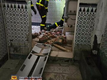 Los bomberos de Cádiz rescatan a una mujer