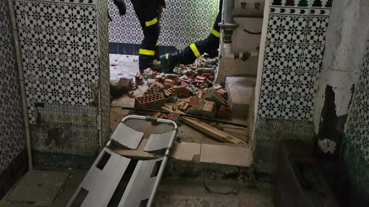 Los bomberos de Cádiz rescatan a una mujer Los bomberos de Cádiz rescatan a una mujer