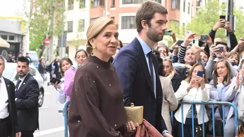 La infanta Cristina y su hijo Juan Valentín Urdangarin en la boda de José Luis Martínez Almeida La infanta Cristina y su hijo Juan Valentín Urdangarin en la boda de José Luis Martínez Almeida