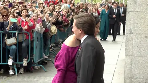 Vídeo del abrazo entre Ayuso y Almeida Vídeo del abrazo entre Ayuso y Almeida