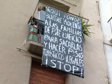 Imagen de una pancarta protesta en un edificio de Barcelona