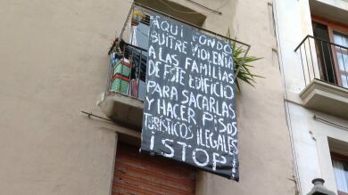El horror de unos vecinos de Barcelona amenazados por pisos turísticos ilegales: grietas, goteras y okupas