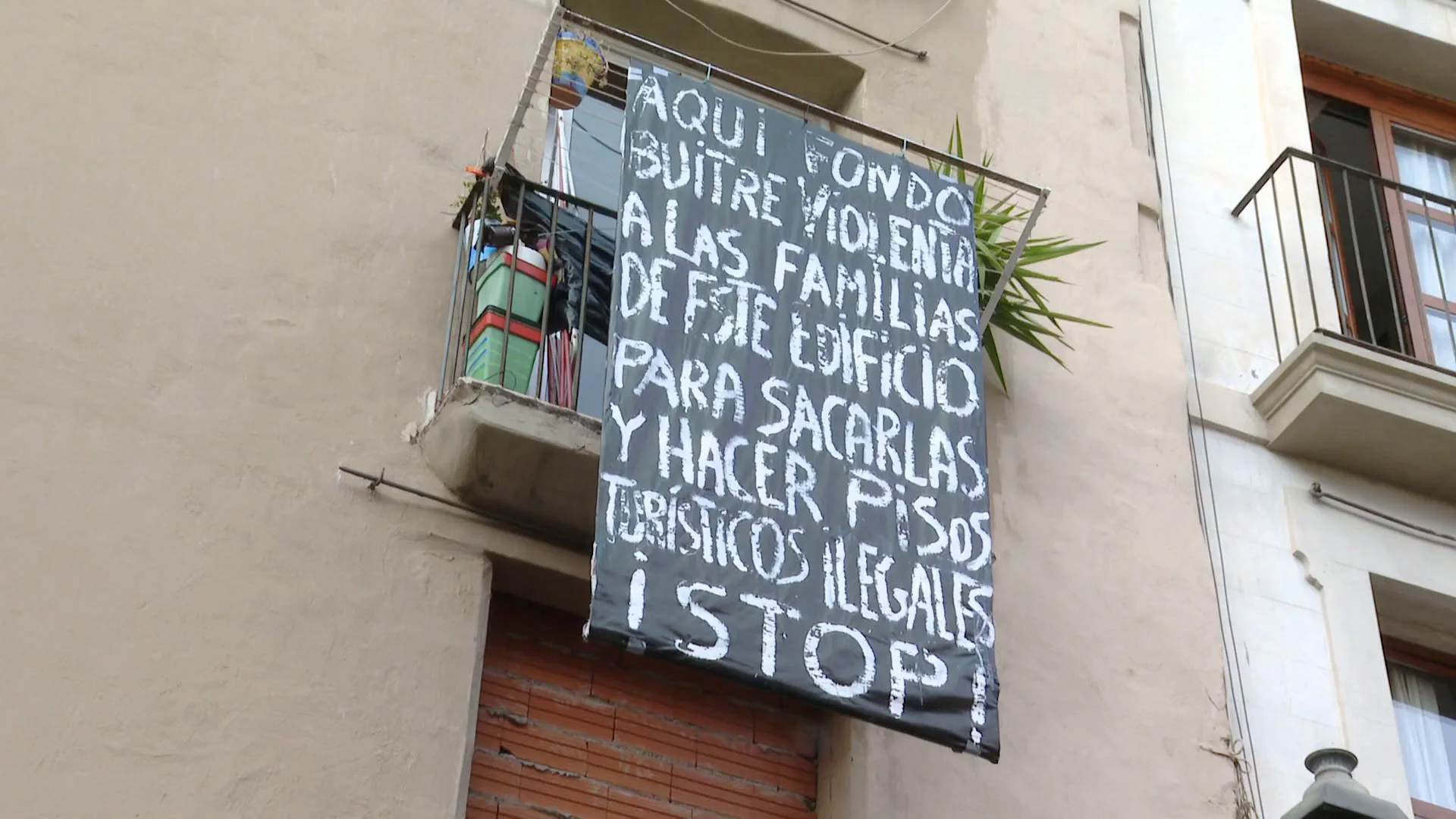Imagen de una pancarta protesta en un edificio de Barcelona Imagen de una pancarta protesta en un edificio de Barcelona