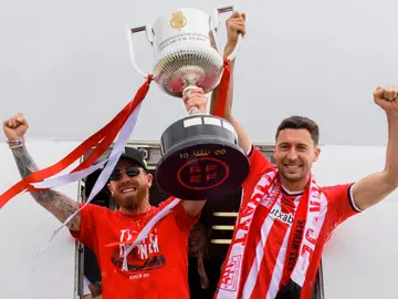Iker Muniain y Óscar de Marcos ofrecen la Copa del Rey tras aterrizar en Bilbao Iker Muniain y Óscar de Marcos ofrecen la Copa del Rey tras aterrizar en Bilbao