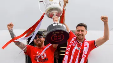 Iker Muniain y Óscar de Marcos ofrecen la Copa del Rey tras aterrizar en Bilbao