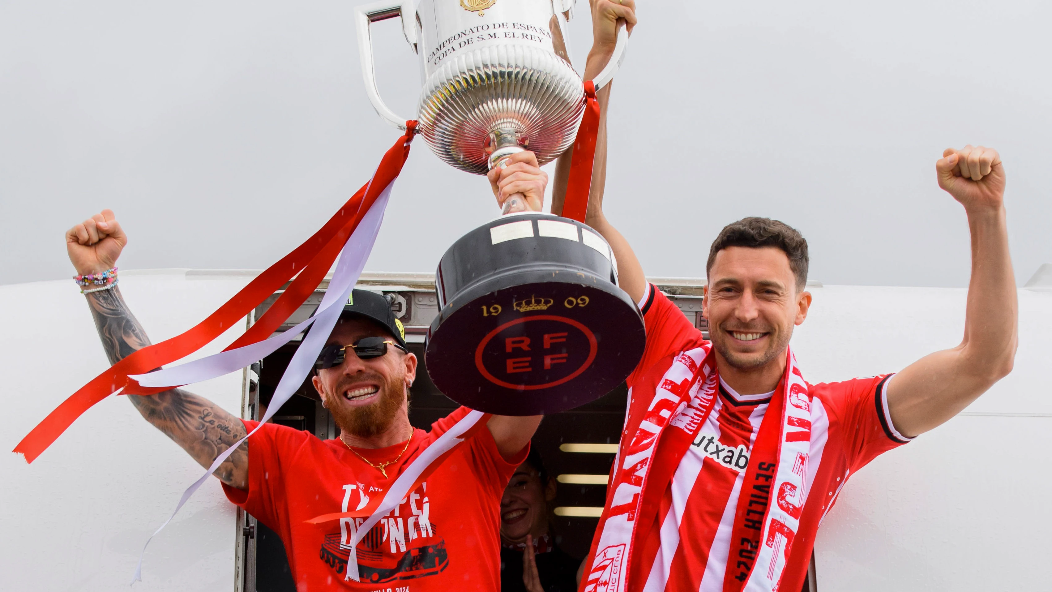 Iker Muniain y &Oacute;scar de Marcos ofrecen la Copa del Rey tras aterrizar en Bilbao