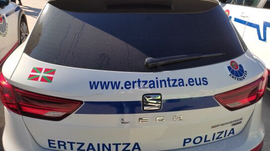 Coche aparcado de Ertzaintza.