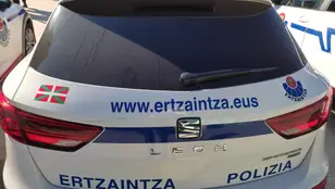 Coche aparcado de Ertzaintza.