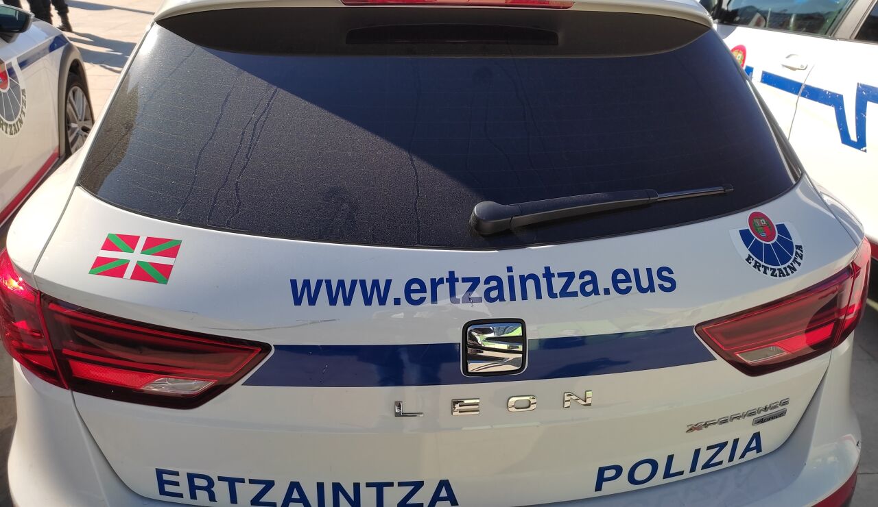 Coche aparcado de Ertzaintza.