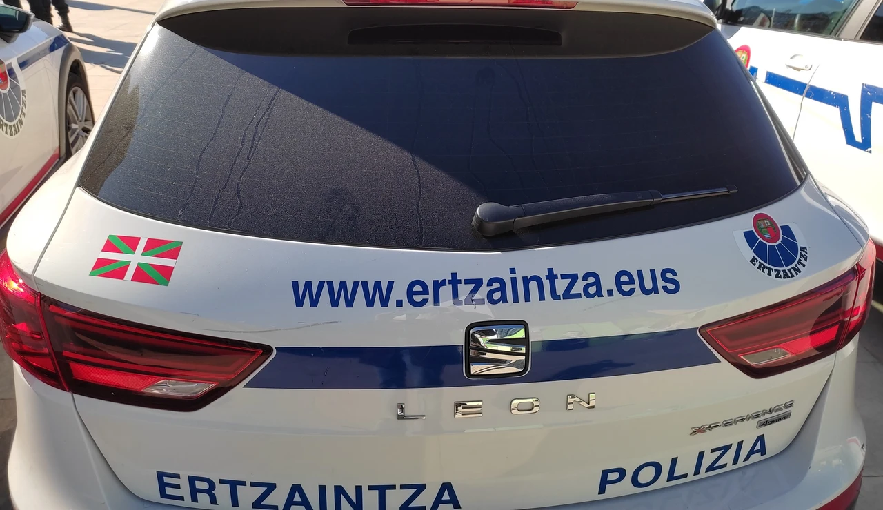 Coche aparcado de Ertzaintza.