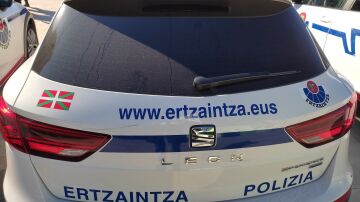 Coche aparcado de Ertzaintza.