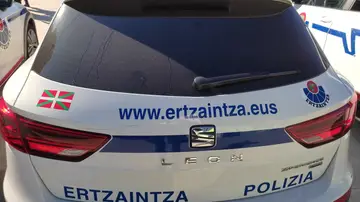 Coche aparcado de Ertzaintza. Coche aparcado de Ertzaintza.