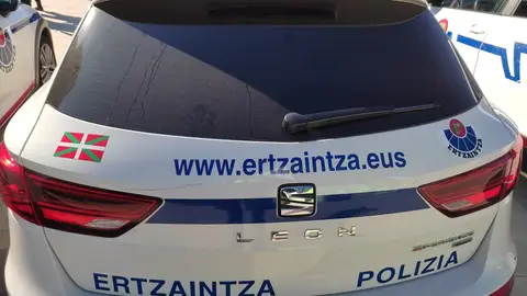 Coche aparcado de Ertzaintza. Coche aparcado de Ertzaintza.