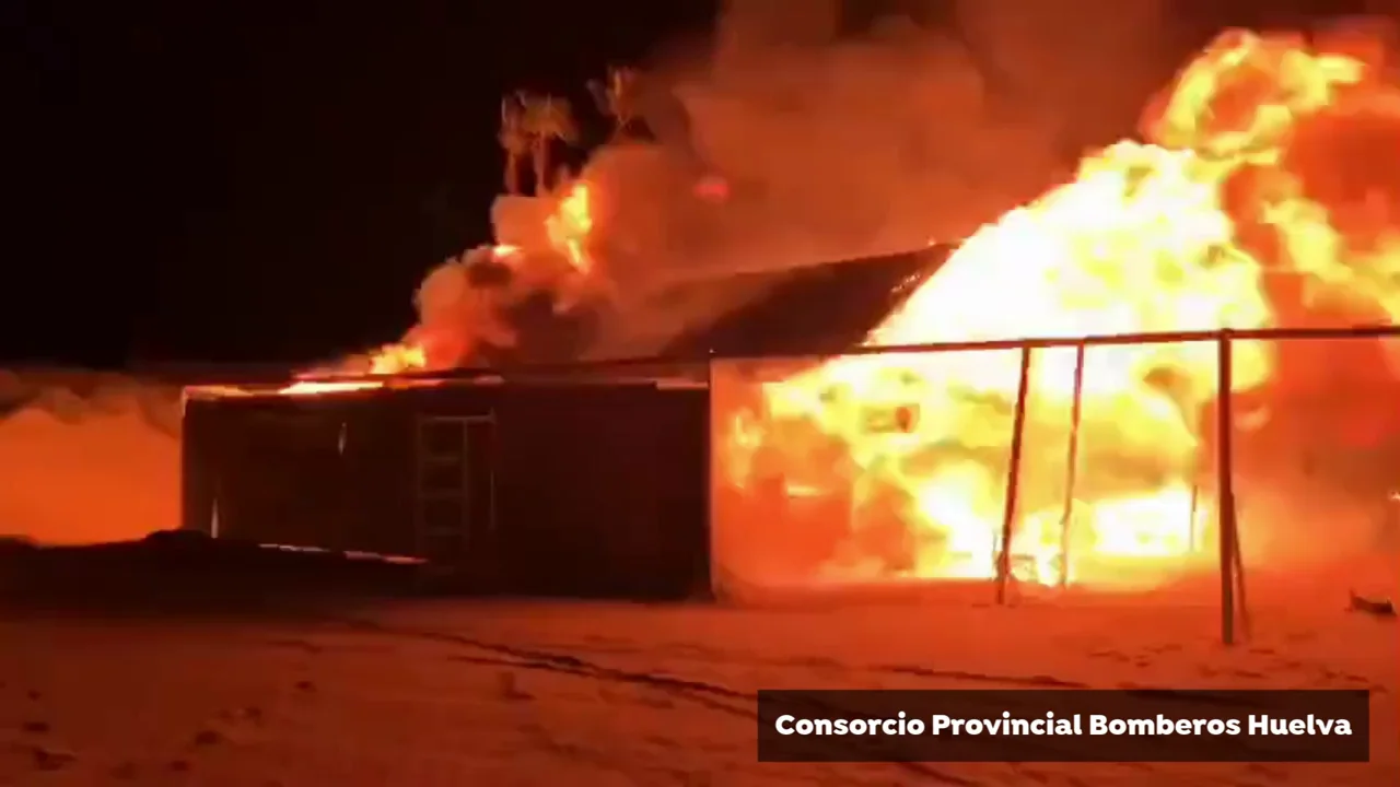 Incendio en el chiringuito 'El Tabla' de Punta Umbr&iacute;a (Huelva)