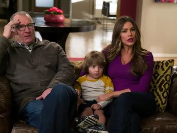 Ed O'Neil, Sofia Vergara y Jeremy Maguire en Modern Family Ed O'Neil, Sofia Vergara y Jeremy Maguire en Modern Family