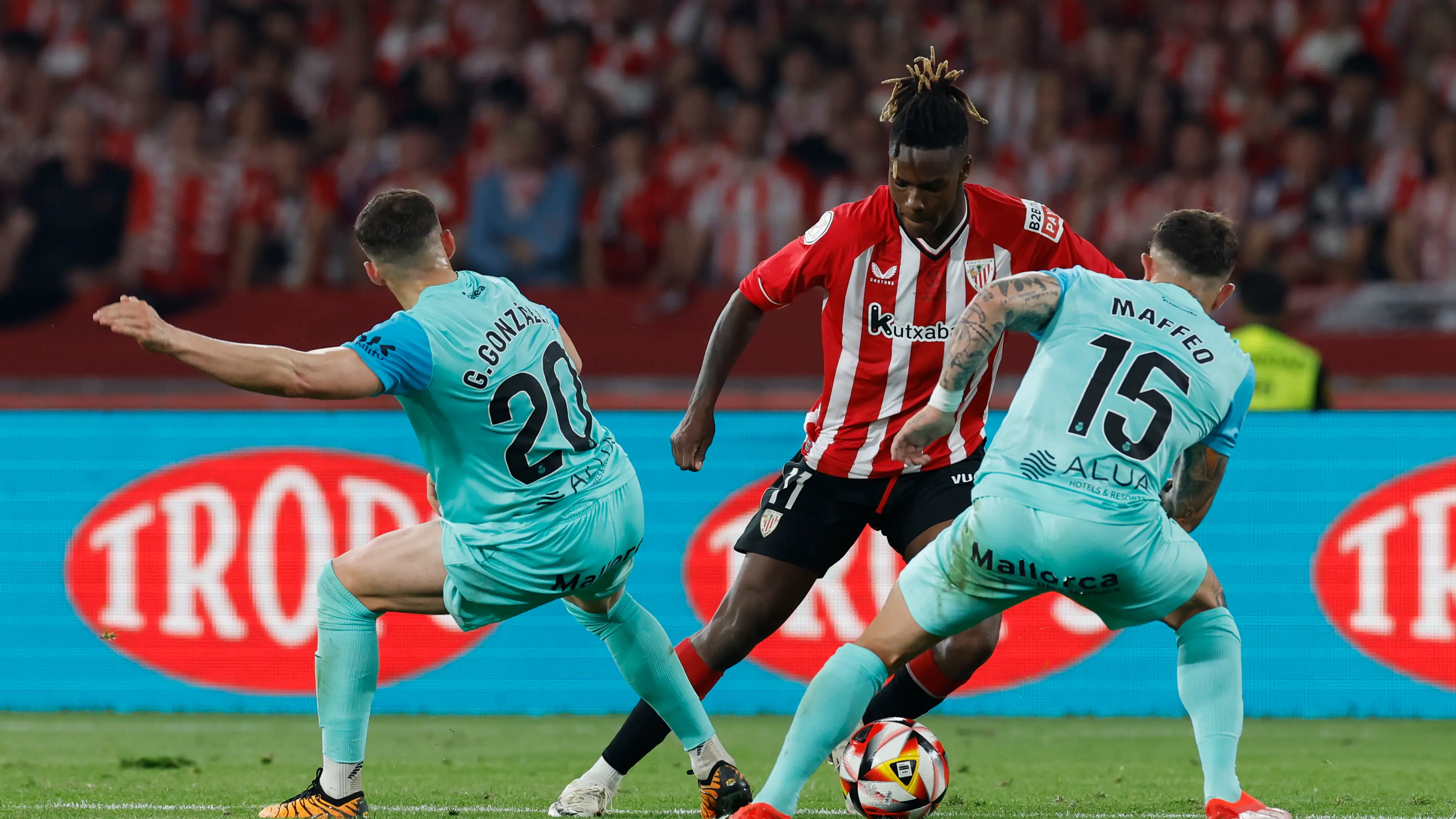 Pablo Maffeo trata de frenar a Nico Williams en la final de la Copa del Rey