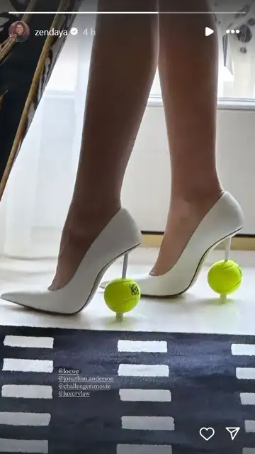 Los zapatos de Loewe de Zendaya con pelotas de tenis para promocionar Challengers Los zapatos de Loewe de Zendaya con pelotas de tenis para promocionar Challengers