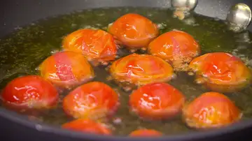 Introduce los tomates en la sartén