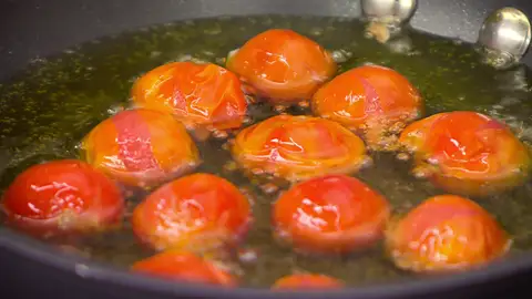 Introduce los tomates en la sartén Introduce los tomates en la sartén